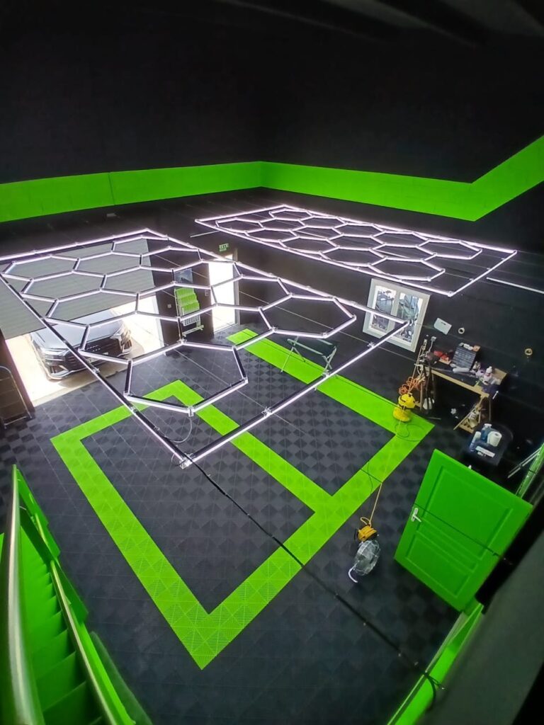 Vue d’ensemble de l’atelier We Dryv Group à Frontignan (vitres teintées, pare-brise, nettoyage auto)