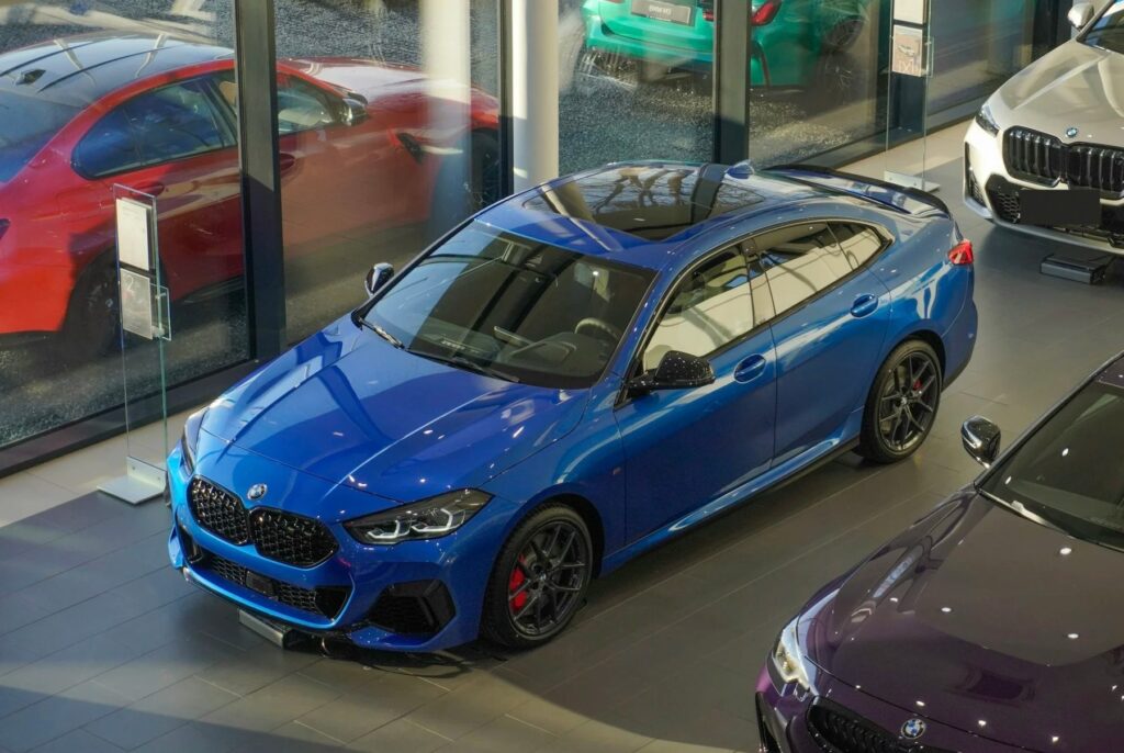 Formation expert commercial automobile : showroom de concession automobile