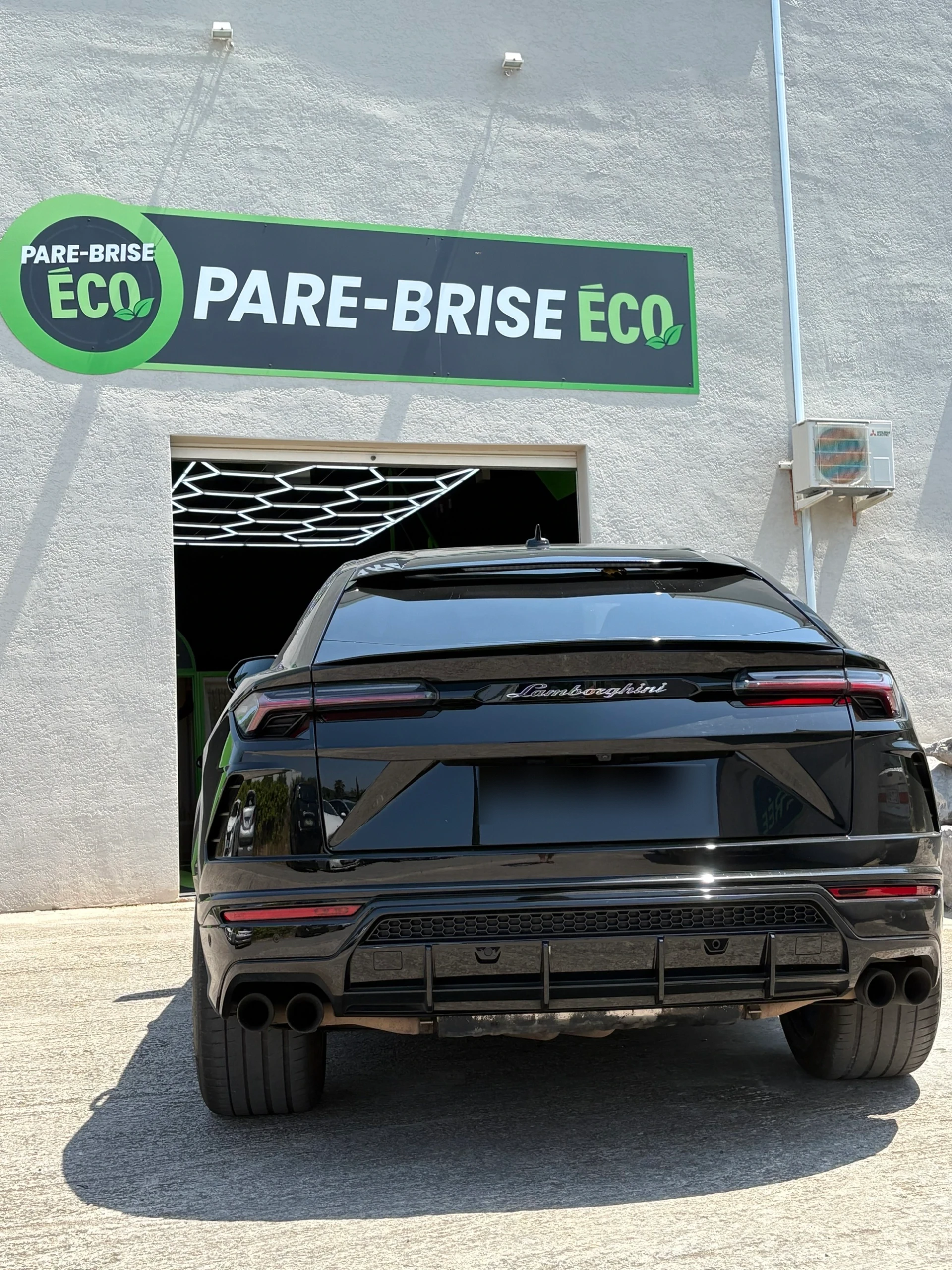 Lamborghini Urus devant notre centre de remplacement de pare-brise à Frontignan, près de Sète