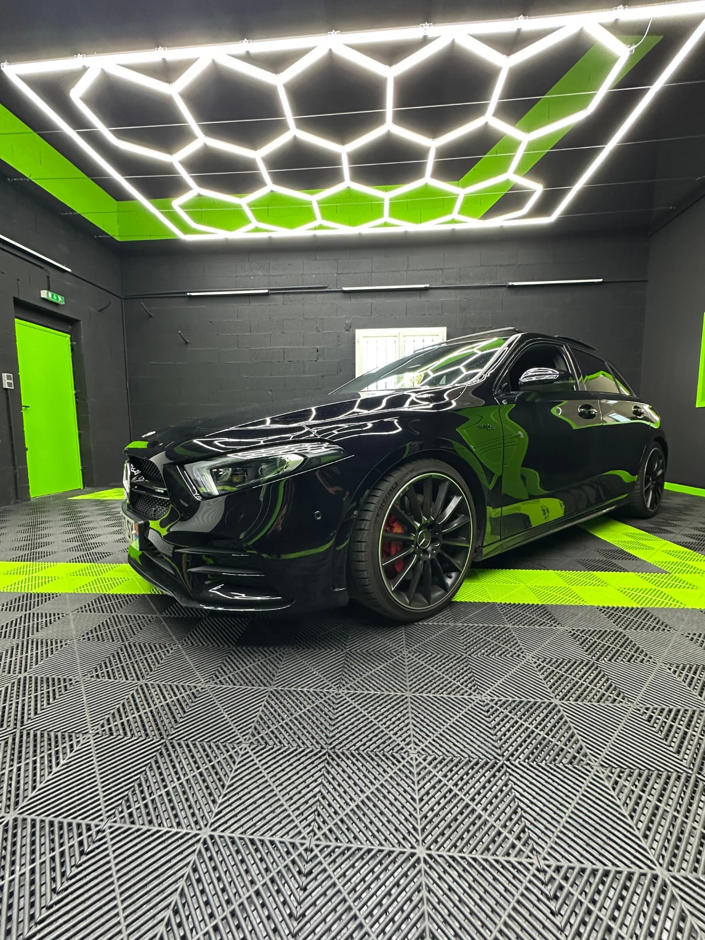 Atelier-studio à louer pour tournage automobile près de Sète : Mercedes sous éclairage LED
