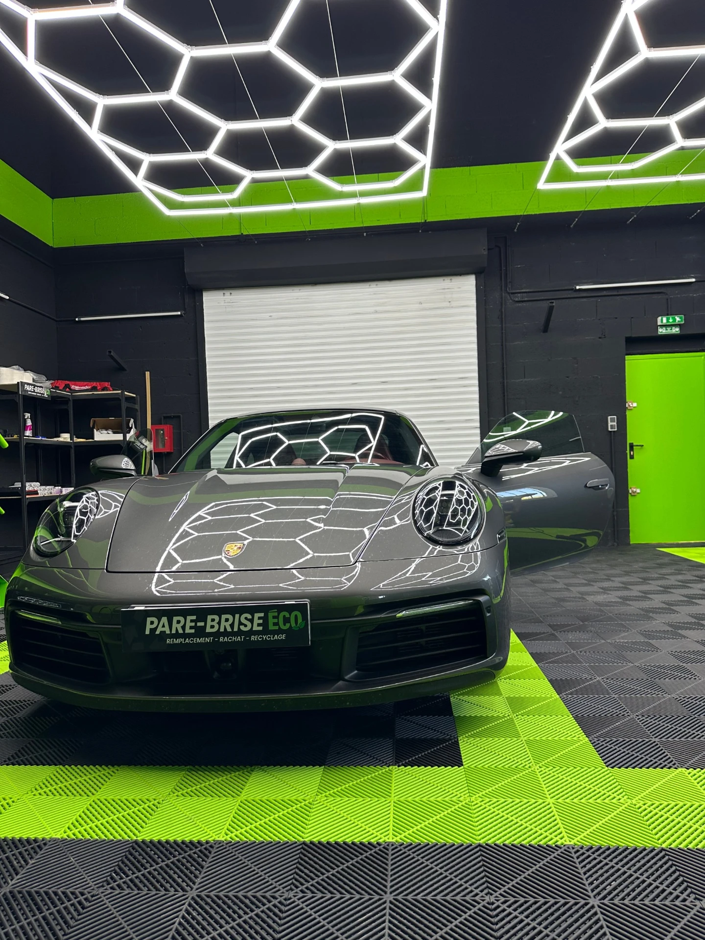 Décor de tournage automobile : Porsche 911 dans l’atelier de Frontignan