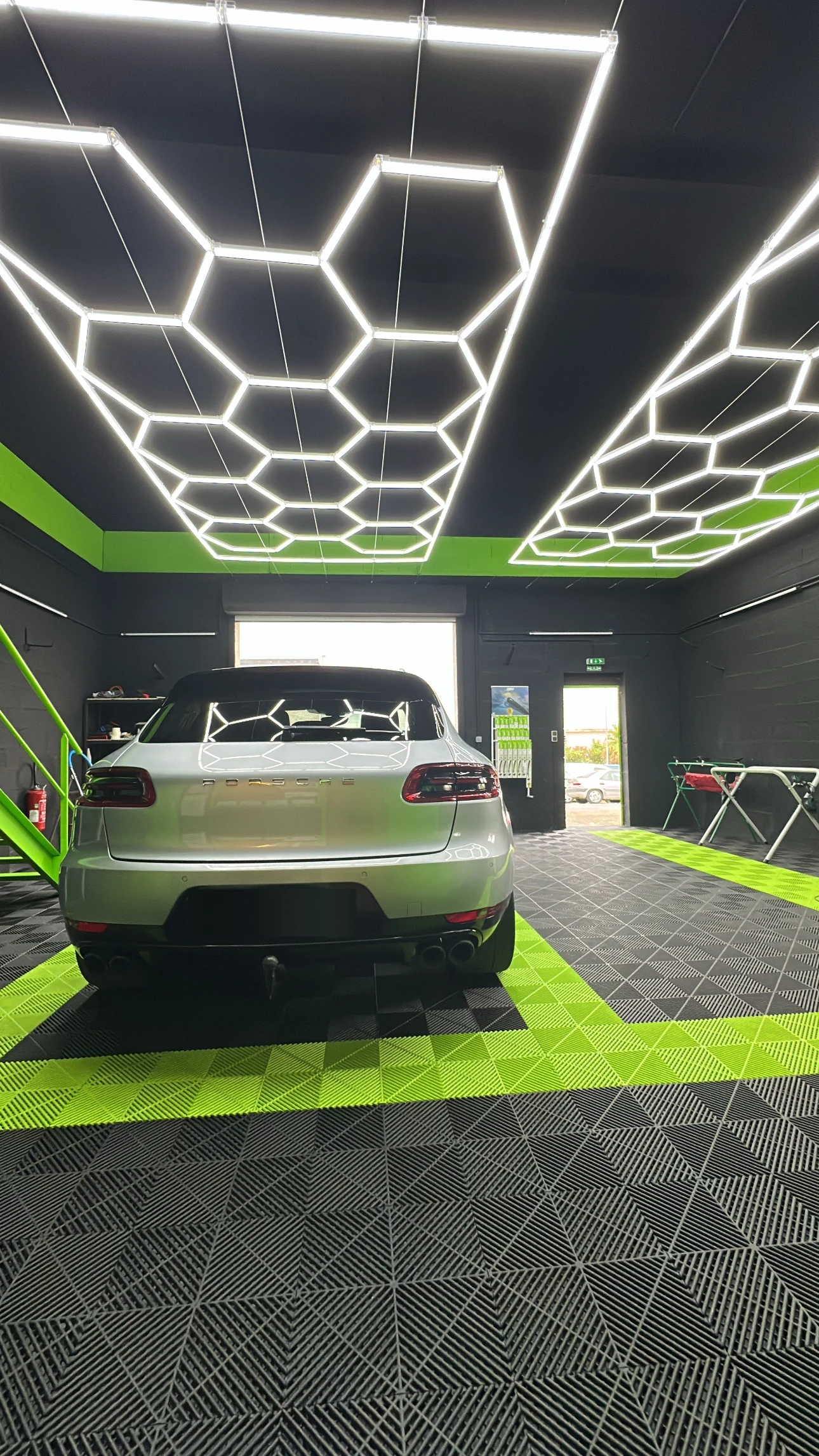 Porsche Macan dans notre atelier de pare-brise et vitres teintées à Frontignan, près de Sète